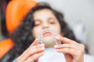 Pacjentka zakłada nakładki Invisalign